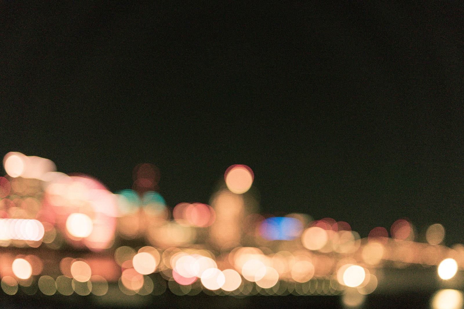夜の街明かりが丸ボケで美しく光る幻想的な夜景
