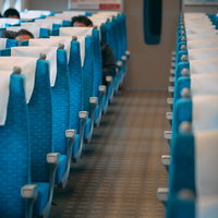 乗客の少ない空いた新幹線の車内の座席風景の写真