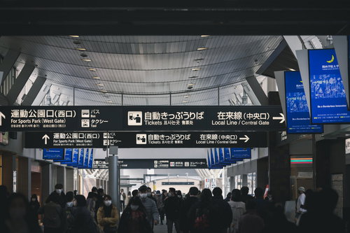 岡山駅の運動公園口（西口）へ向かう人混みの通路