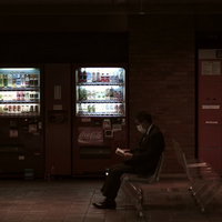 駅の待合室にあるコインロッカーと自動販売機の写真