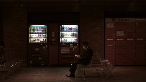 駅の待合室にあるコインロッカーと自動販売機