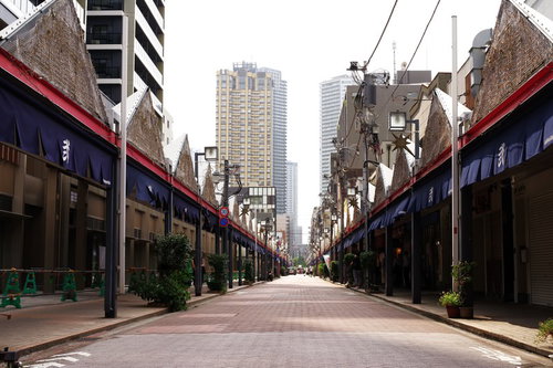 東京都中央区月島西仲通り商店街のアーケード状の通り