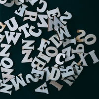 クラフト素材にぴったりの木製アルファベット文字ピースの写真