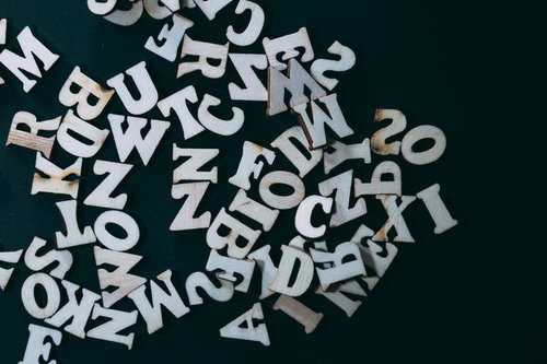 クラフト素材にぴったりの木製アルファベット文字ピース