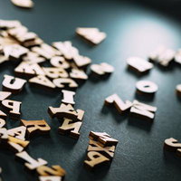 ランダムに散らばる木製の英文字と数字のセキュリティ背景の写真