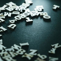 クラフト用の白い木製アルファベットパーツの写真