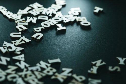 クラフト用の白い木製アルファベットパーツ