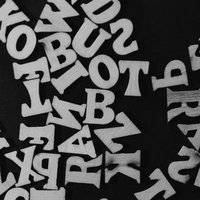 ランダムに広がる木製のアルファベットと英文字の写真