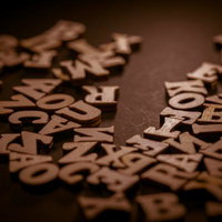 レトロな雰囲気の木製アルファベットと数字の写真