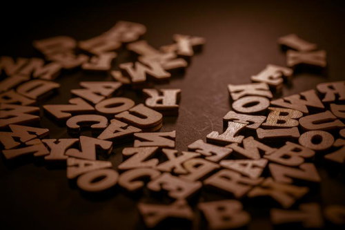 レトロな雰囲気の木製アルファベットと数字