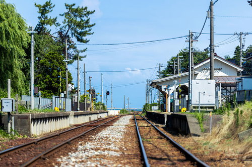 富山県の雨晴駅で見る線路とホームの風景