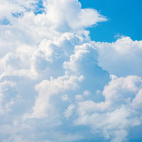 空高く立ち上がる夏の入道雲と青い空の写真