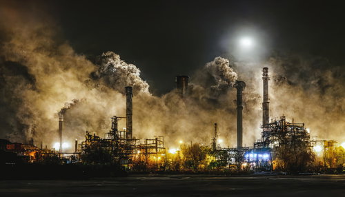 夜間に大量の煙を放出する工業プラント施設の排気と大気汚染
