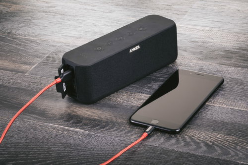 複数の道路標識が並ぶポール