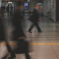 出勤・通勤ラッシュの駅改札前の人通りと混雑風景の写真