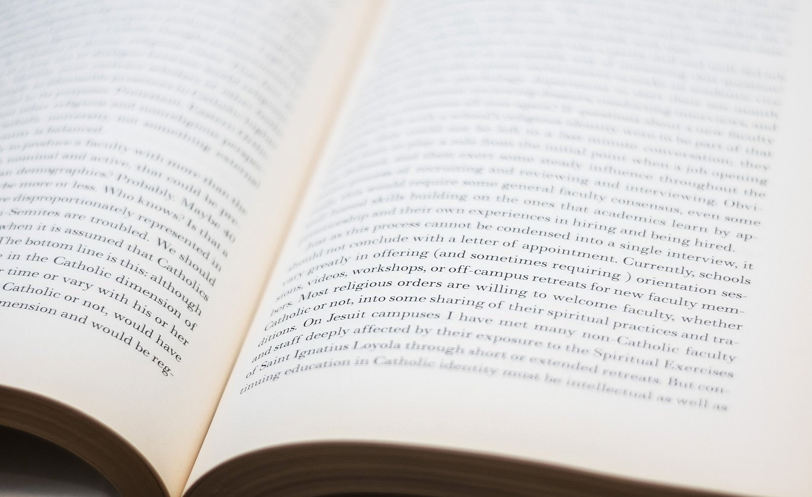英文が掲載された洋書の見開きページ