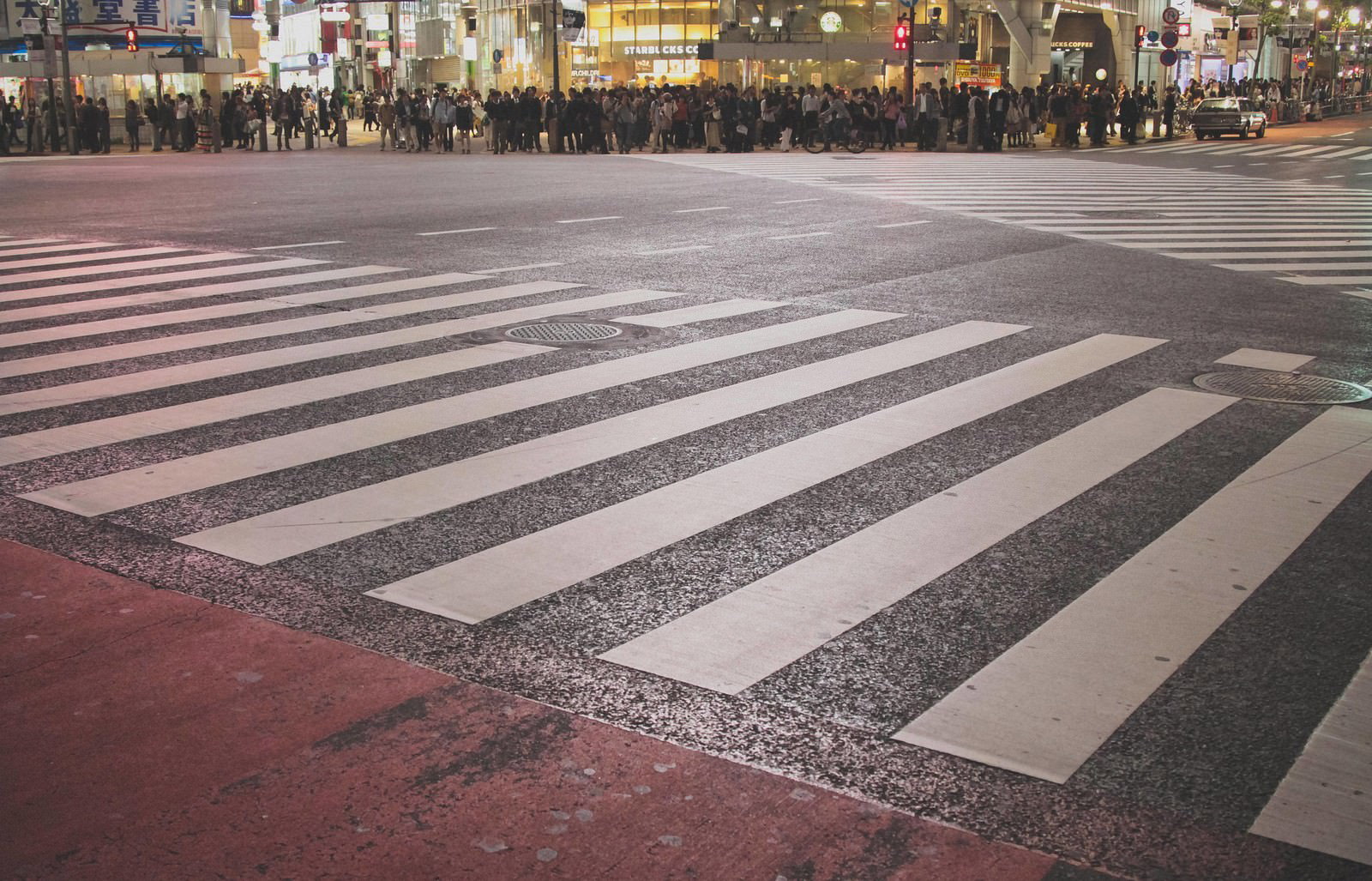 渋谷スクランブル交差点で信号待ちする多くの人々と白い横断歩道