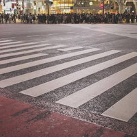 渋谷のスクランブル交差点で信号待ちする大勢の人々の写真