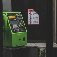 駅コンコースを行き交うビジネスパーソンの写真