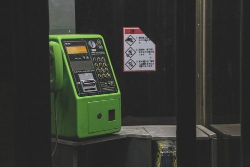 駅コンコースを行き交うビジネスパーソン