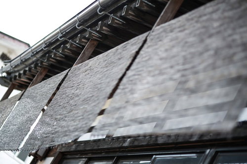 店先に掛かる和風のすだれと伝統建築の町並み