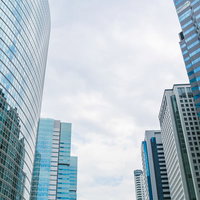 立ち並ぶオフィスビル群と都市風景の企業ビジネス街の写真