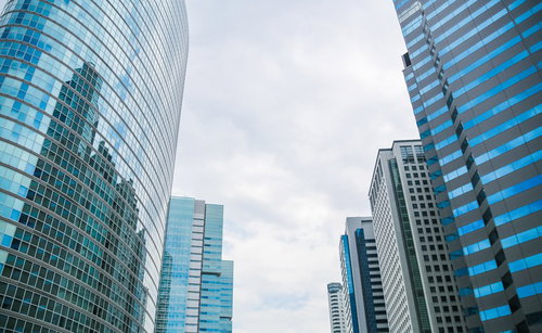 立ち並ぶオフィスビル群と都市風景の企業ビジネス街