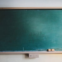 放課後の教室に残された黒板のの写真