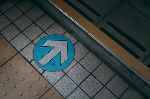 点字ブロックと水色の矢印による進行方向の誘導