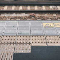 駅のホームに敷設された黄色い点字ブロックの写真