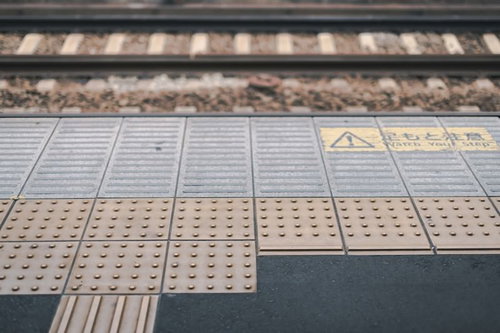 駅のホームに敷設された黄色い点字ブロック