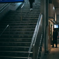 駅構内のホームに出る階段を上る男性の写真