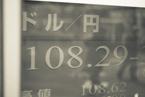 為替相場を示すモニターパネルに表示されたドル/円