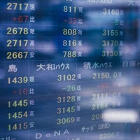 電光掲示板に映る株価と相場データ、リアルタイム市場情報の写真