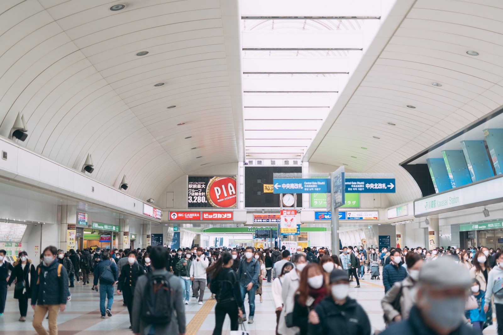 JR川崎駅の改札前で多くの通行人が行き交う混雑した駅構内
