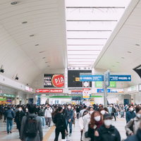 人で混み合うJR川崎駅改札前の駅構内の通勤ラッシュ時間帯の写真