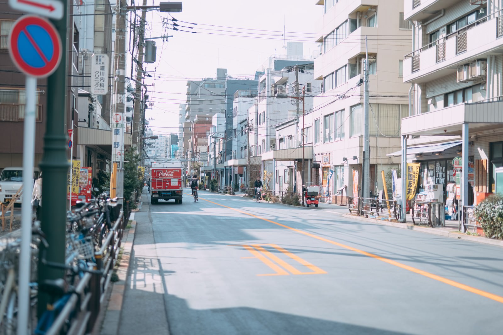 金美館通りの商店街で道路沿いに建物が並ぶ街並み