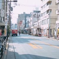 金美館通りの商店街と路上駐車の街並みの写真