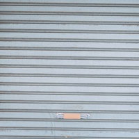閉店したシャッターの金属テクスチャ背景の写真