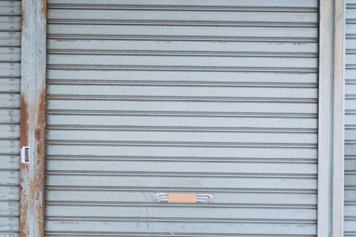閉店したシャッターの金属テクスチャ背景