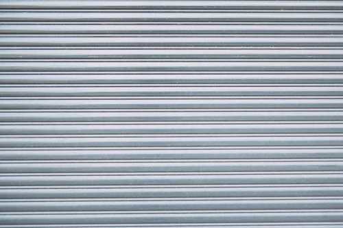 グレーの金属製シャッターのテクスチャ
