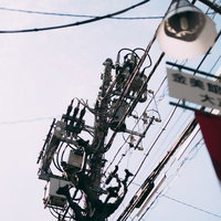 金美館通りの電柱と変圧器、配電設備、電線の写真