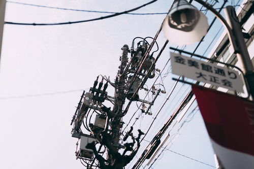 金美館通りの電柱と変圧器、配電設備、電線