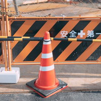 工事現場に置かれたフェンスと三角コーンの写真