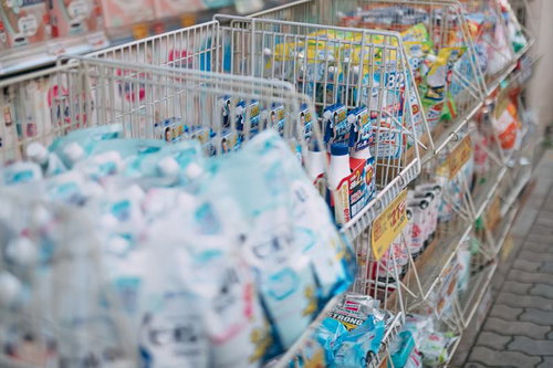 薬局の特売品コーナーに陳列された洗剤とカビキラー