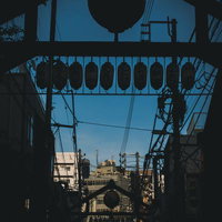 野毛柳通りのアーチと提灯のシルエット、夜間の横浜下町風情の写真