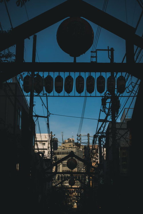 野毛柳通りのアーチと提灯のシルエット、夜間の横浜下町風情