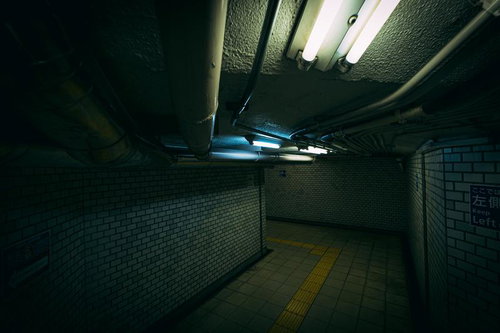 蛍光灯で照らされる通路