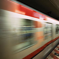 京急線が駅ホームを猛スピードで走り抜ける通過列車の写真