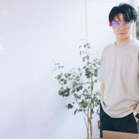 話題のARグラスを装着するエンジニア男性の写真